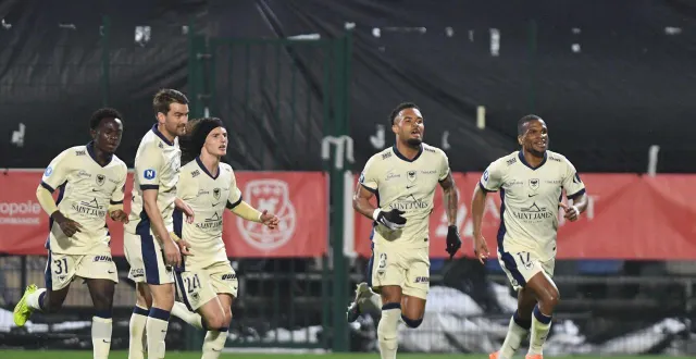 photo  les caennais fêtent ici l’ouverture du score de ronny labonne (à droite), vendredi 27 mars 2026 à rouen (1-1).  &copy;  maxppp 