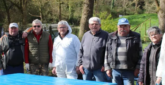 photo  les bénévoles de la pêche à la truite alain, nono, didier, alain, le président, serge, marie-jeanne présente au bar, et thierry.  &copy;  ouest-france 