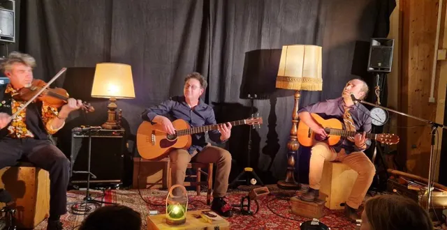 photo  de gauche à droite : erwan frazier au violon, mandoline, et percussions ; jean legendre à la basse, et mickaël herguais au chant et guitare.  &copy;  ouest-france 