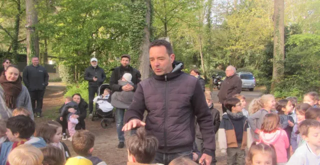photo  sur la ligne d’arrivée, matthias cotonéa félicite les enfants.  &copy;  ouest-france 