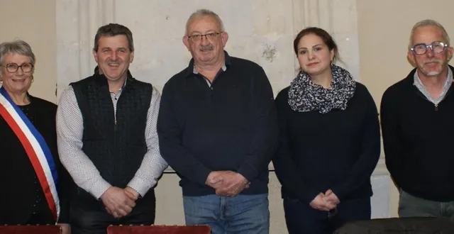 photo  jacqueline cottier (à gauche) est la nouvelle maire de chenillé-champteussé. à ses côtés, denis guémas, maire délégué de chenillé-changé ; marc derennes, premier adjoint ; marie mango, adjointe et olivier viaux, adjoint.  &copy;  mairie de chenillé-champteussé 