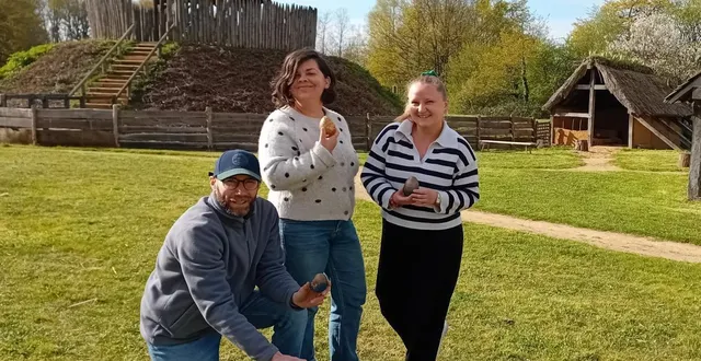 photo  aurélien rousseau, lucie demoulin et nina lorentz, les médiateurs et gestionnaire du site, attendent petits et grands pour trois jours de chasse aux œufs.  &copy;  ouest-france 