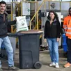 photo de gauche à droite : adrien lanté, cofondateur des alchimistes ; blandine copie, responsable prévention des déchets des 3rd’anjou ; et hugo veidie, animateur des 3rd’anjou.