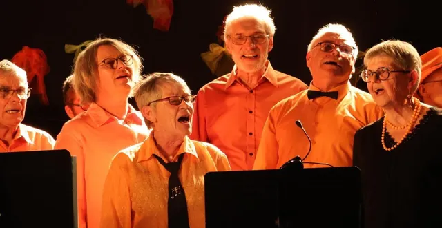 photo  les 34 choristes et cinq musiciens de clé de fa sont toujours vêtus de chemises orange lors de leurs représentations. ils proposent un concert avec la chorale cigal’mélodie.  &copy;  clé de fa 
