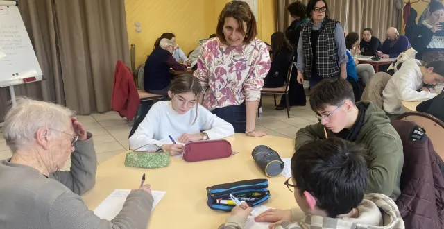 photo  au foyer bon-accueil, jeunes et résidents collaborent en vue d’un spectacle qu’ils restituent ce samedi 28 mars  &copy;  ouest-france 