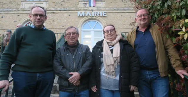 photo  de gauche à droite. le maire antoine d’amécourt et ses adjoints michel martinucci, sandrine heurtebise et pascal heurtebise ont été élus lors du conseil d’installation, ce vendredi 20 mars.  &copy;  ouest-france 