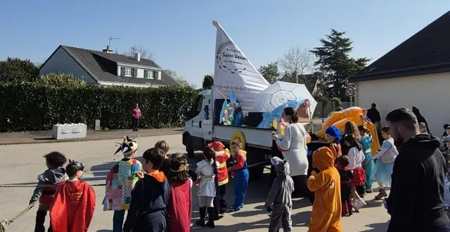 photo  le départ du défilé avec le char sur le thème de la mer.  &copy;  co 