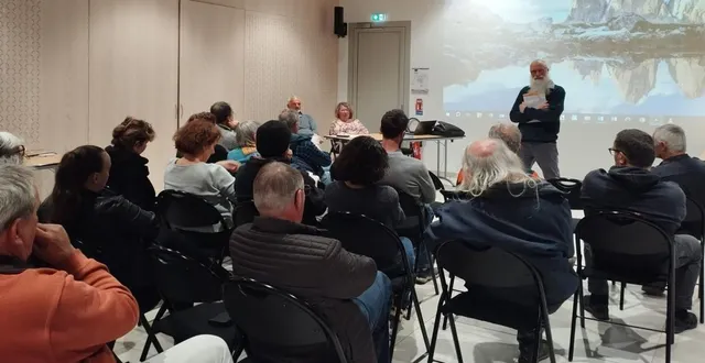 photo  jean-jacques pioger (debout), devant les présents, derrière lui : alain leroy et christine hivert (assis).  &copy;  co 