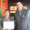 photo  valérie lardeux, certificat en mains, et richard mainfroid. 
