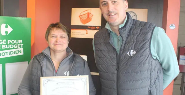 photo  valérie lardeux, certificat en mains, et richard mainfroid.  &copy;  co 