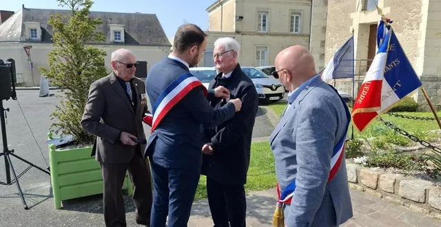 photo  adrien denis, maire de noyant-villages, a décoré maurice lespagnol, en présence de michel samedi, président de la fnaca, et jean-claude chaussepied, maire de noyant.  &copy;  co 