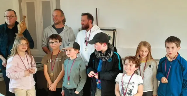 photo  les participants du tournoi d’échecs amateurs de marigné, réunis dans une ambiance conviviale et intergénérationnelle à la salle saint-joseph.  &copy;  co 