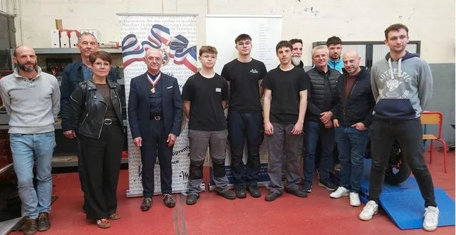 photo  la direction du lycée, les professeurs, le jury et au centre, marc doise et les trois candidats luka delaplanche, théo broussard et antoine richard.  &copy;  le maine libre 