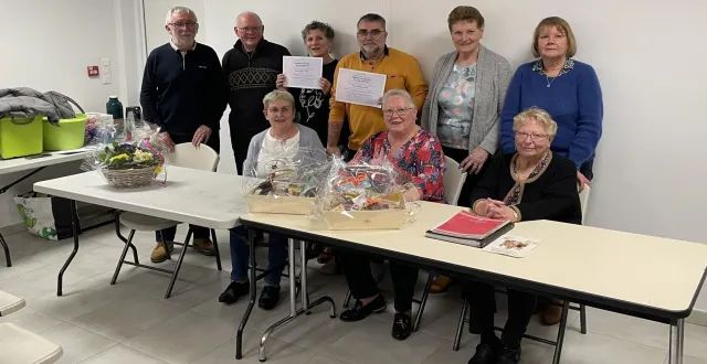 photo  les membres du bureau et les bénévoles récompensés posent à l’issuede l’assemblée générale.  &copy;  le maine libre 