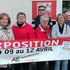 photo les membres de l’association anim’ecommoy préparent l’exposition à la salle richefeu, du 9 au 12 avril.