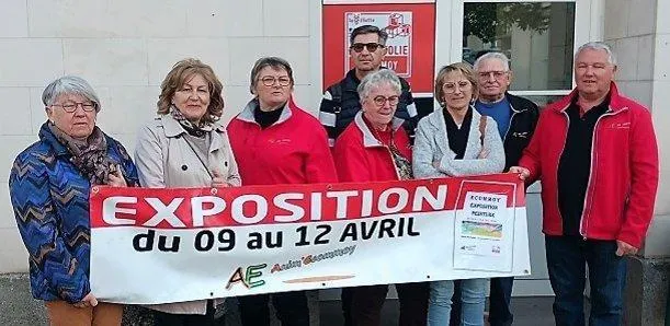 photo  les membres de l’association anim’ecommoy préparent l’exposition à la salle richefeu, du 9 au 12 avril.  &copy;  le maine libre 