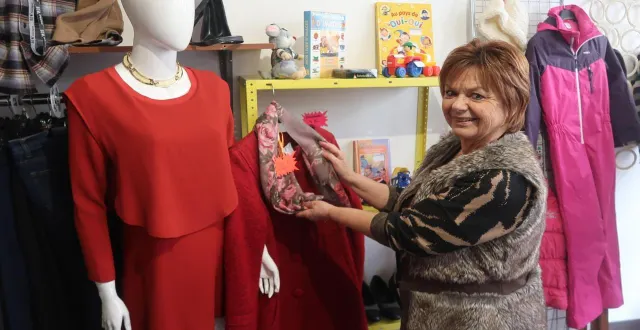 photo  martine billoteau, co-responsable de la boutique solidaire, prend plaisir à créer de jolis ensembles avec ces vêtements de seconde main.  &copy;  co – agathe le nueff 