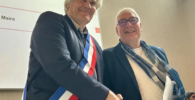 photo  yves calippe, ici avec le maire du mans (sarthe) stéphane le foll, retrouve son portefeuille d’adjoint aux affaires sociales et action solidaire.  &copy;  ouest-france 