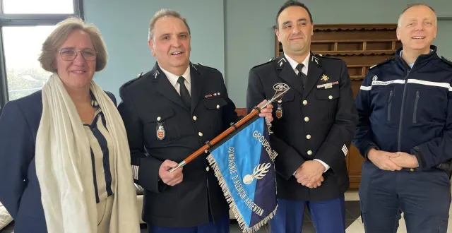 photo  de gauche à droite : rose-marie et didier québriac, le commandant isamël baa et le colonel alexandre vignau.  &copy;  ouest-france 