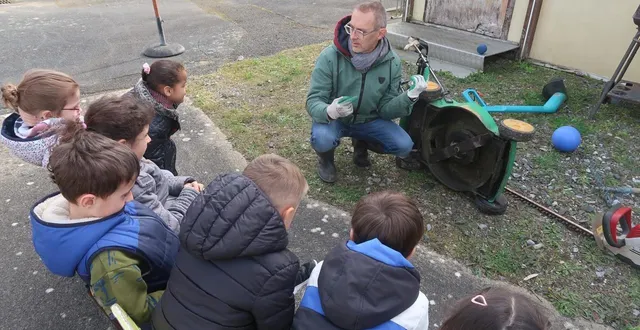 photo  mazé, le 27 mars 2026. à l’occasion de la semaine de tous les dangers, les enfants repèrent tous les dangers qui les entourent, notamment dans le jardin.  &copy;  co – agathe le nueff 