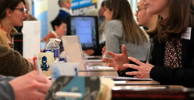photo  un job dating clôturera le forum atout jeune, qui se déroulera du 30 mars au 1er avril 2026, place des sablons, au mans. l’événement est ouvert aux jeunes de 16 à 25 ans à la recherche d’un emploi ou d’une formation.  &copy;   photo d’illustration / archives ouest-france 