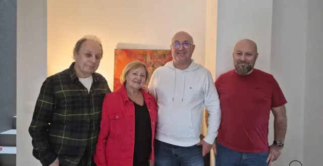 photo  après une parenthèse de 40 ans marquée par des échanges épistolaires, christophe furet (en blanc) vient de retrouver le couple eva et dudek à varsovie, et leur fils filip.  &copy;  christophe furet 