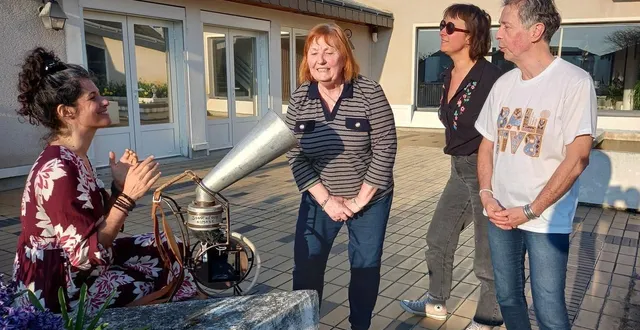 photo  à l’aide de sa collecteuse sonore, munie de son impressionnant pavillon de zinc, carine henry collecte des chants du monde. ici, des chants bretons auprès de patou vial, du men glaz de trélazé, et d’yves morin, du groupe ansker.  &copy;  ouest-france 