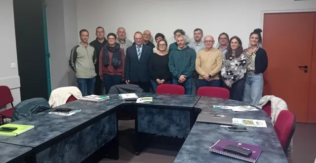 photo  l’ensemble des membres du conseil rassemblé autour du maire patrice leboucher   &copy;  le maine libre 