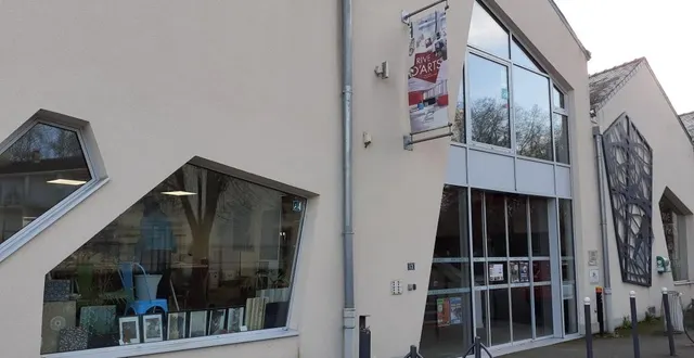 photo  le 1er avril 2016, joël bigot, maire des ponts-de-cé, inaugurait rive d’arts.  &copy;  ouest-france 