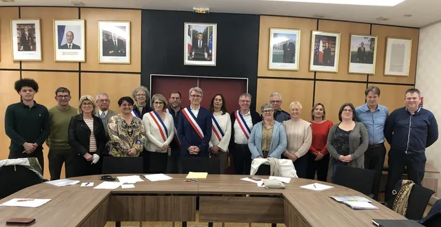 photo  les membres du nouveau conseil municipal rassemblé autour de laurent paris.  &copy;  le maine libre 