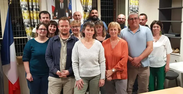 photo  la nouvelle équipe municipale. au premier rang, de gauche à droite : martin rault, 1er adjoint ; anita mercurin-launay, maire réélue ; pierrette launay, 2e adjoint ; xavier quétel, 3e adjoint.  &copy;  le maine libre 