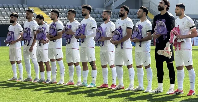 photo  les joueurs iraniens avaient dans leurs bras des cartables roses et violets ornés de rubans.  &copy;  afp 