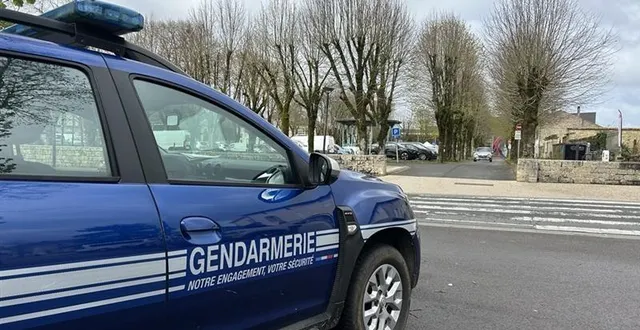 photo  au moins quatre véhicules de gendarmerie sont postés dans le centre de melle, aux abords de la salle du metullum où se tient le rassemblement des anti-bassines, trois ans après sainte-soline. le dispositif des forces de l’ordre est plus important au rond-point dit du « parapluie » où sont attendus une trentaine de tracteurs de la coordination rurale.  &copy;  photo co 