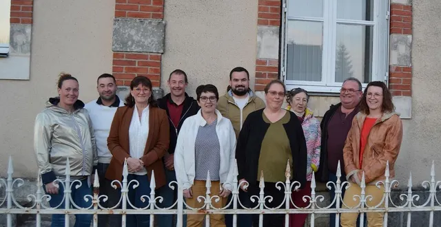 photo  isabelle breton (2e à droite au premier plan) entourée de son équipe. alexandre mallet est absent sur la photo.  &copy;  le maine libre 