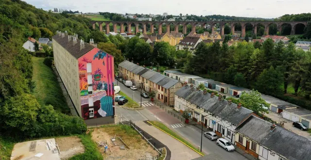photo  barentin, son célèbre viaduc ferroviaire (au fond) et son musée à ciel ouvert créé dans les années 1950 et qui se poursuit aujourd’hui avec des œuvres contemporaines comme du street art. un parcours via l’application cirkwi est proposé aux visiteurs et, chaque année, le festival inspire propose de découvrir de nouvelles œuvres la première semaine de juin.  &copy;  communauté de communes caux-austreberthe 