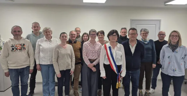 photo  brigitte têtu-edin entourée du conseil municipal.   &copy;  le maine libre 