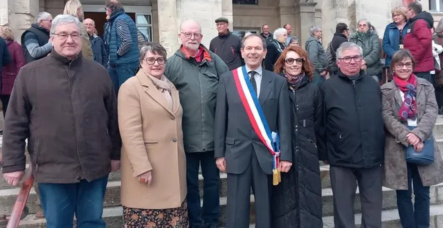 photo  antoine perrault entouré de ses six adjoints : christian séchet (1er adjoint), brigitte rousseau (2e adjointe), christian richard (3e adjoint), virginie bruneau (4e adjointe), claude hamon (5e adjoint) et viviane malherbe (6e adjointe).  &copy;  ouest-france 