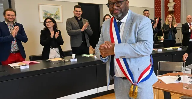 photo  trélazé, samedi 28 mars 2026. lamine naham (divers gauche) a été réélu maire de trélazé lors du premier conseil municipal du mandat.  &copy;  co - laurent combet 