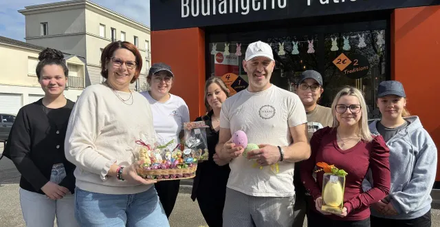 photo  au centre, marie-aloïs et guillaume cavé, à la tête de la boulangerie-pâtisserie.  &copy;  ouest-france 