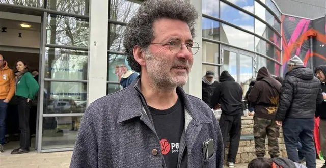 photo  sylvain griffault, maire sortant de melle, fait part de son incompréhension vis-à-vis du préfet d’autoriser la manifestation de la coordination rurale, mouvement agricole pro-bassines, dans cette commune des deux-sèvres, ce samedi 28 mars, qui accueille dans le même temps, une journée organisée par les anti-bassines  &copy;  photo co 