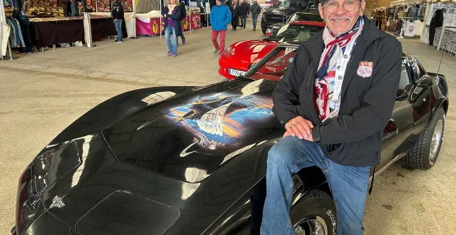 photo  charly et sa corvette ne font qu’un. et il n’est pas rare de le croiser sur les petites routes de gâtine où ce passionné habite.  &copy;  co 