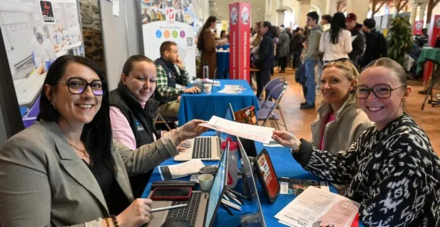 photo  angers, le 28 mars 2026. aux côtés de sa maman, la jeune clara a multiplié les distributions de cv.  &copy;  co – laurent combet 
