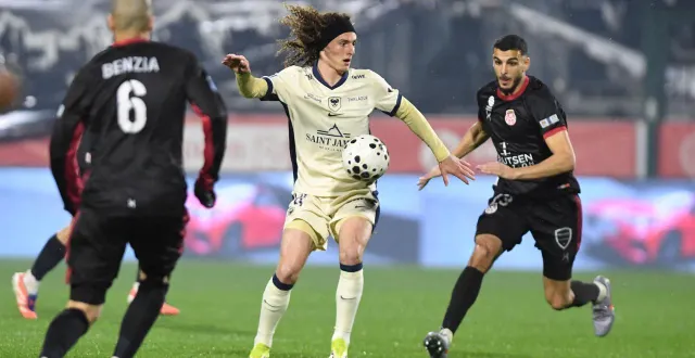 photo  léo milliner (au centre) et le sm caen ont ramené un point de rouen.  &copy;  maxppp 