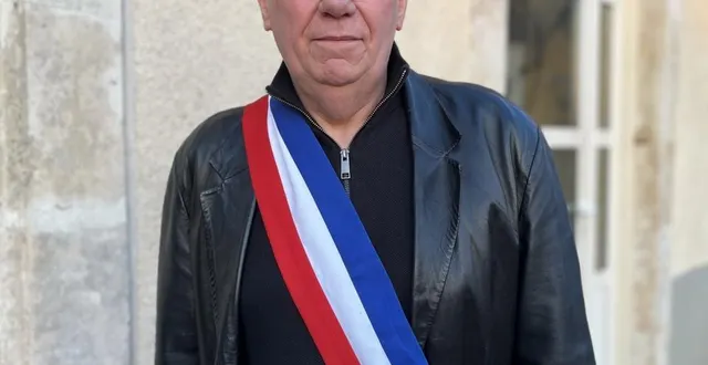 photo  hervé crahé a endossé son écharpe de maire à maisoncelles (sarthe).  &copy;  ouest-france 