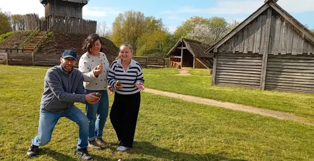 photo  aurélien rousseau et lucie demoulin, médiateurs, aux côtés de nina lorentz, gestionnaire du château à motte, préparent la chasse aux œufs de dragon proposée pour le week-end de pâques.  &copy;  co 
