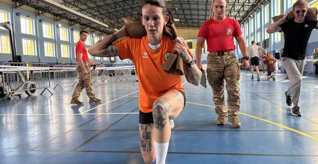 photo  un sac de quinze ou vingt kilos sur le dos, les participants doivent avancer selon le mouvement de la fente, qui consiste à plier le genou.  &copy;  ouest-france 