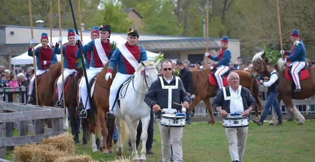 photo  le défilé des lanciers, avant le bris des lances lors de la fête des lances 2025, à champagné.  &copy;  ouest-france 