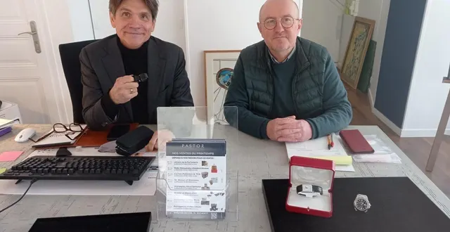 photo  alexis francis-boeuf, expert en horlogerie (à gauche), en compagnie de laurent pannetier, clerc d’huissier chez nicolas pastor et responsable du bureau des estimations de la maison de vente aux enchères.  &copy;  ouest-france 