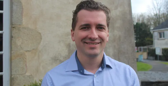 photo  bastian gente devant la mairie de la pouëze.  &copy;  co 