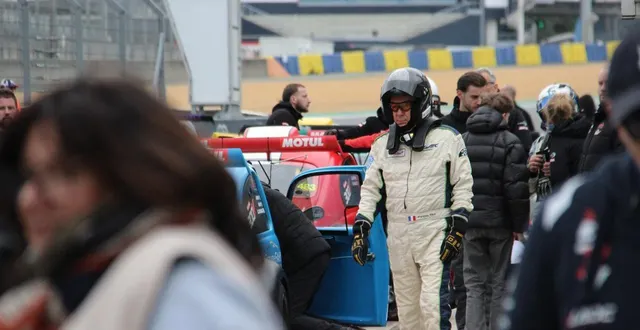 photo  françois fillon, samedi 28 mars 2026, avant de prendre le volant de la coccinelle lors de la fun cup.  &copy;  le maine libre 